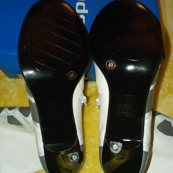 Woman's shoe***FINAL** - Picture 3 of 8